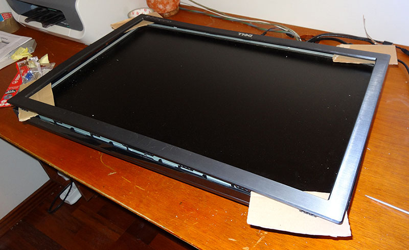 Bezel removal complete. Image courtesy of Embalse (forums.overclockers.co.uk)